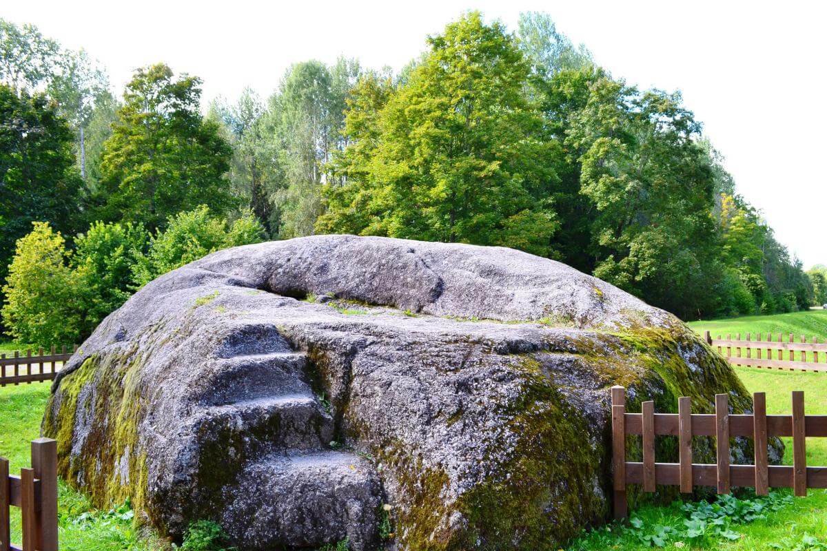 БОЛЬШОЙ НИЦГАЛЬСКИЙ КАМЕНЬ